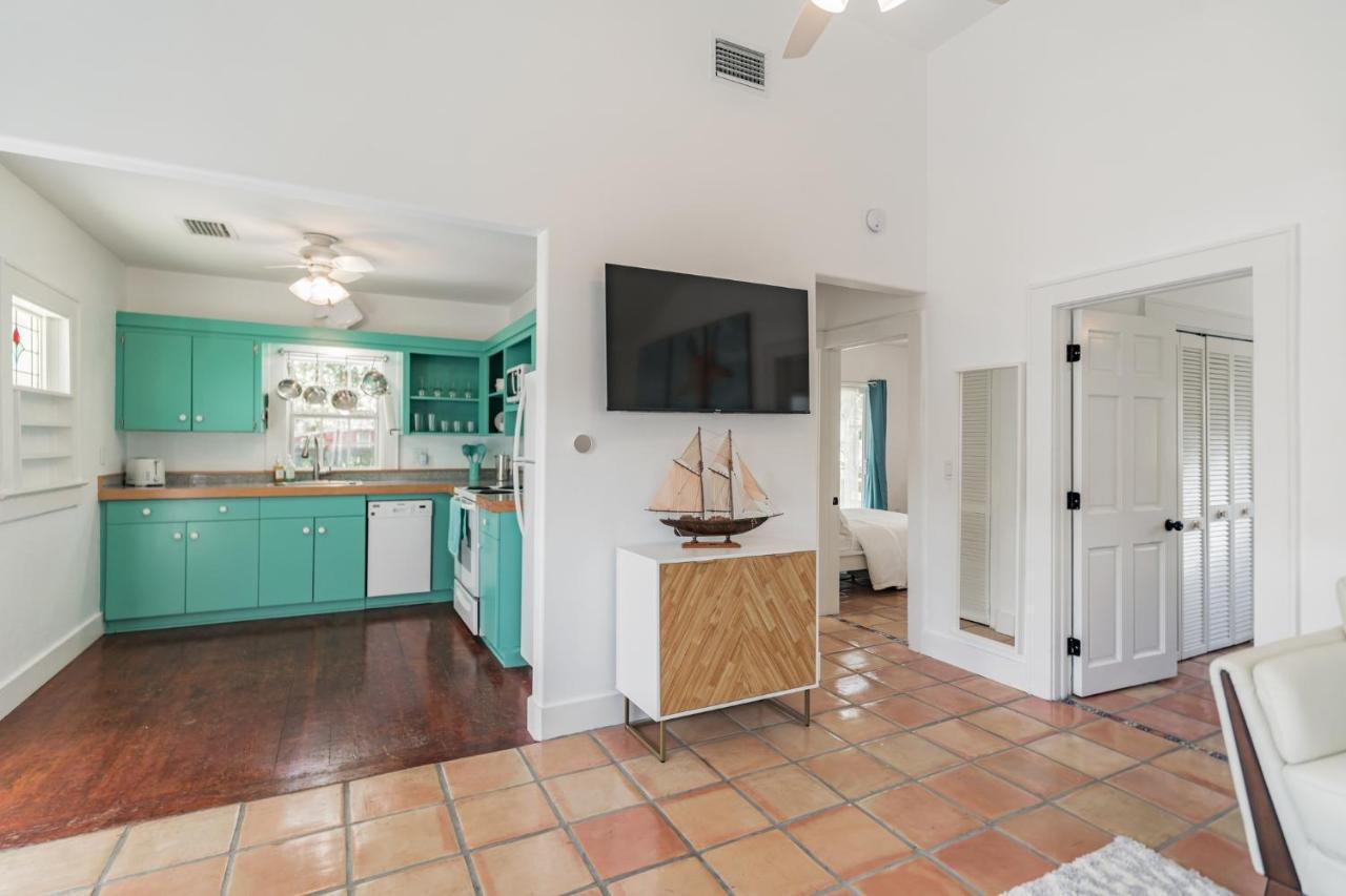 Sarasota, Fl Bungalow - Bright & Breezy Coastal Vibes - 10 Mins To White Sand Beaches Home Bagian luar foto